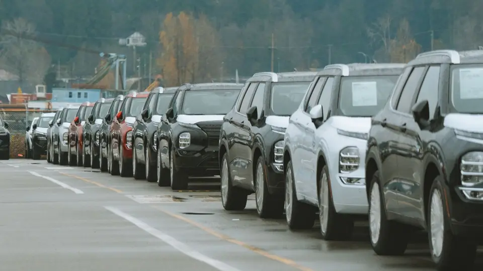 Un Volkswagen T-Cross d'occasion gris stationné sur une avenue urbaine, trois quarts avant, en pleine journée